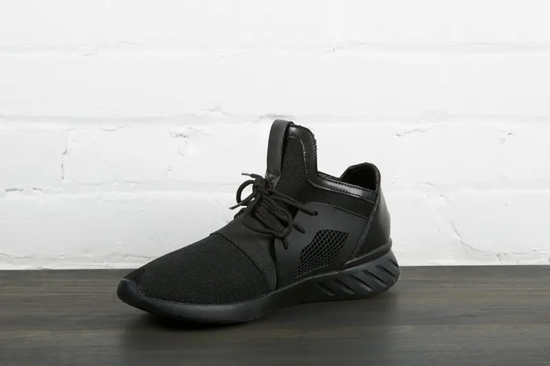 All-Black Athletic Sneaker – Right Foot Only 1