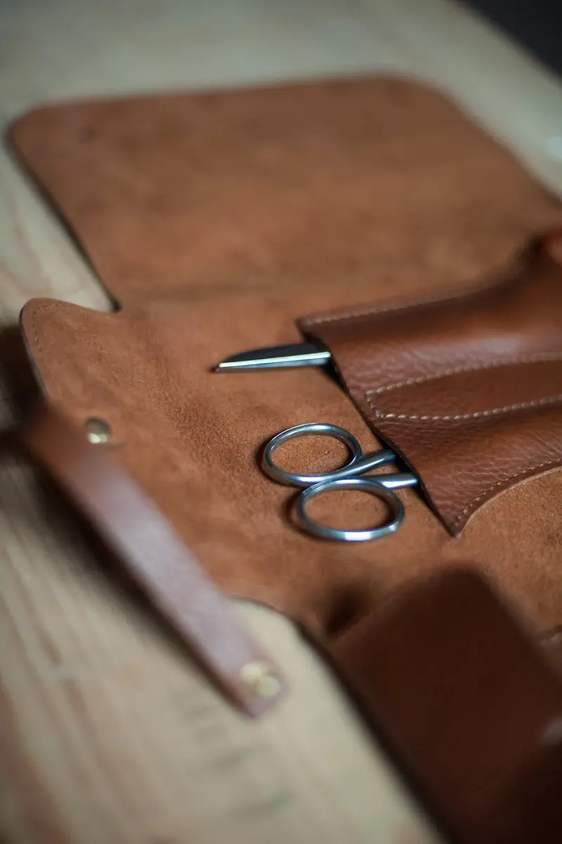 House Scissor Wrap Set – Holds Four Pairs Of Scissors – Merchant & Mills 1