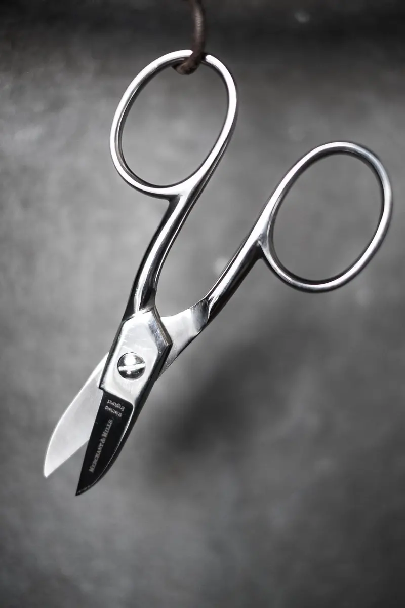 Merchant & Mills Buttonhole Scissors – 5.5-Inch Fine-Tip Design 1