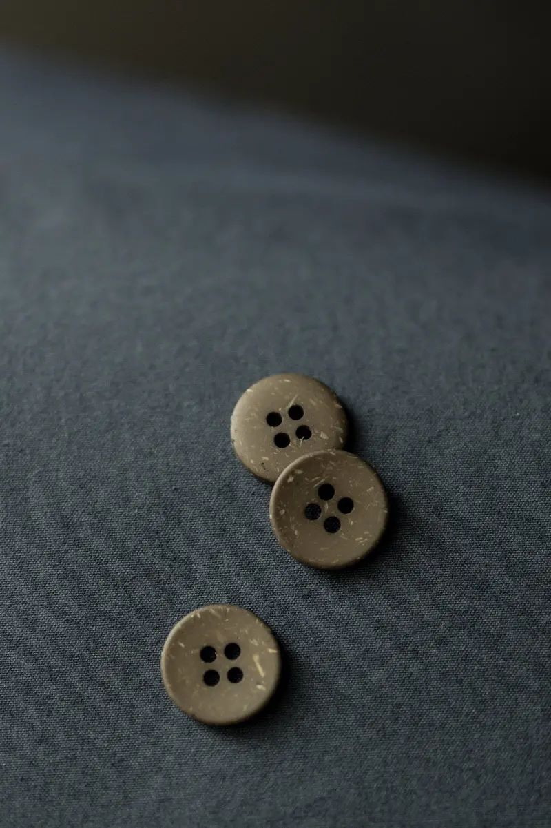 Merchant & Mills Olive Speckled Recycled Button – 18Mm, Natural Green Variation 1