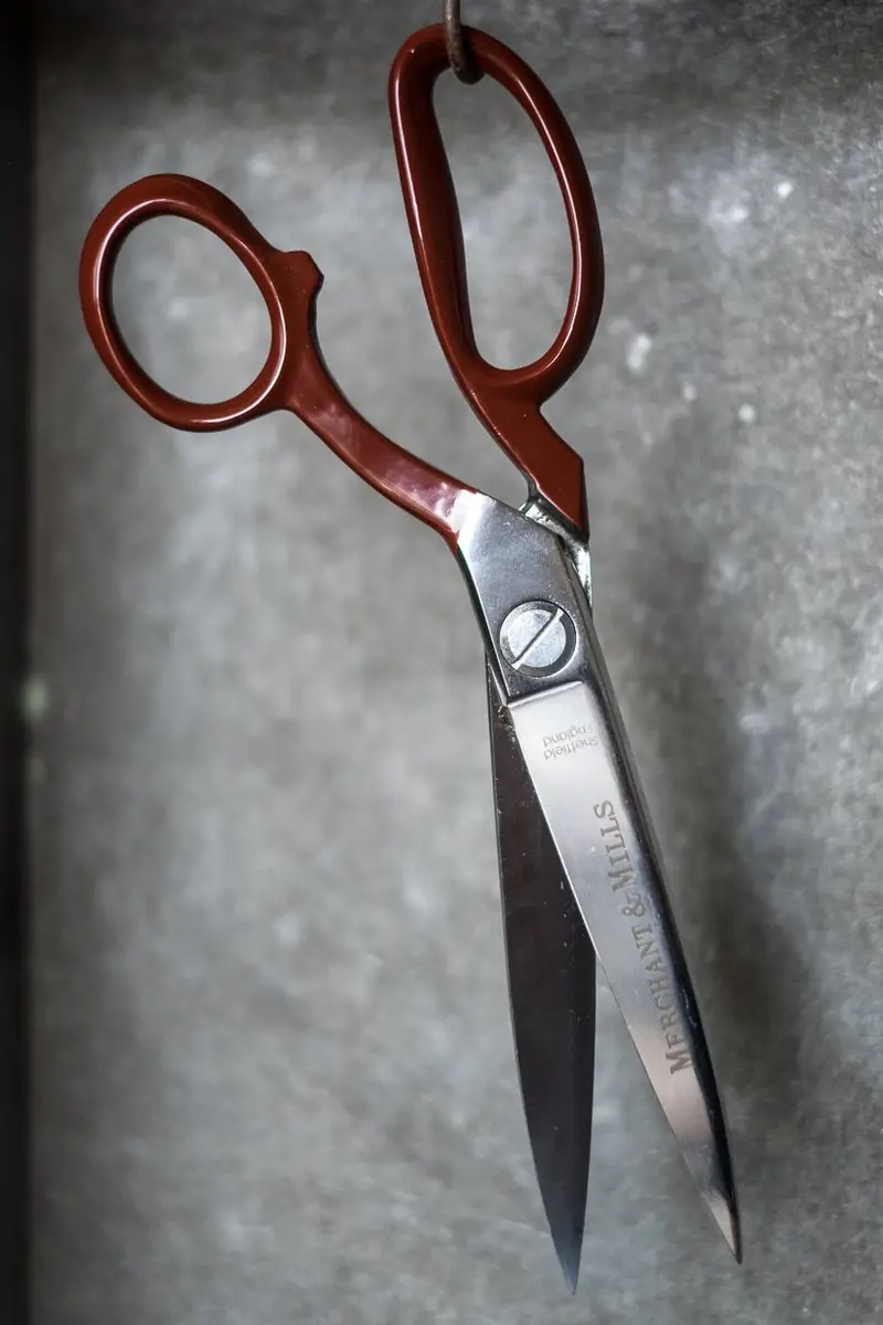 Merchant & Mills Red Extra-Sharp 10-Inch Tailoring Scissors 1